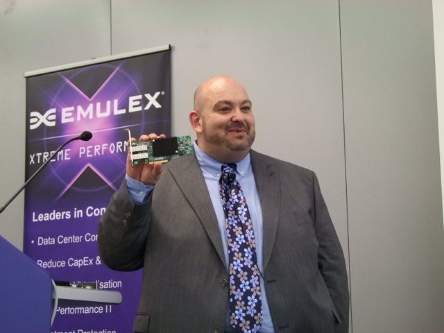 Shaun Walsh, Vice President Corporate Marketing bei Emulex, stellt die OneConnect Universal Converged Network Adapters vor. (Archiv: Vogel Business Media)