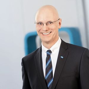 Hartmann-CEO Andreas Joehle: „Für Investitionen in Leuchtturm-Projekte wie beispielsweise die Veroval-Diagnostikgeräte nehmen wir vorübergehend den leichten Rückgang der Ebit-Marge in Kauf.“