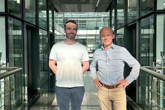 „Wärme ist das zentrale Problem für die Rechenleistung der Zukunft“, sagen Marc Ottolini, Mitgründer und CEO. In der Abbildung: Bernard Cooper (l.), CTO und Marc Ottolini (r.), CEO von Infiniflux.(Bild:  Infiniflux)