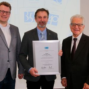 Silberne Ehrennadel: (v.li.) Hauptgeschäftsführer Carsten Beuß, Fritz Beilharz und Präsident Harry Brambach.(Bild:  Kfz-Gewerbe Baden-Württemberg)