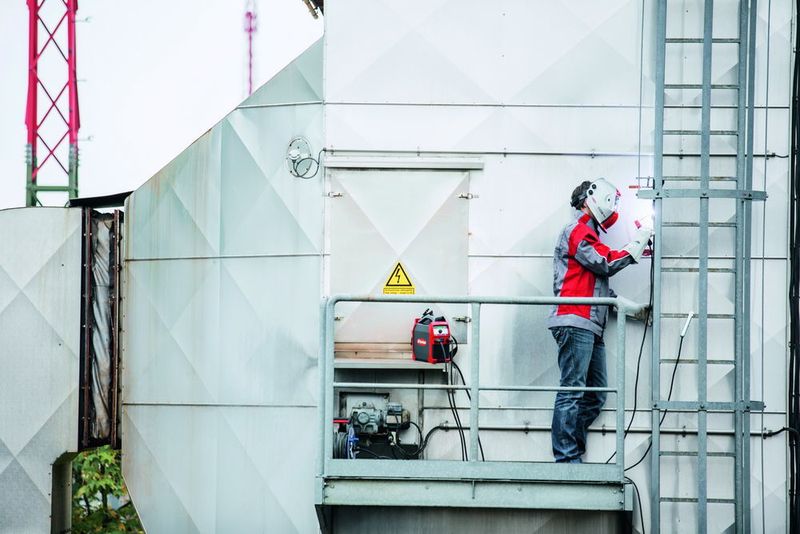 Dank ihrer kompakten und widerstandsfähigen Bauweise, ist die Transpocket auch für den mobilen Einsatz – zum Beispiel auf Baustellen – der ideale Begleiter zur Lösung von schweißtechnischen Aufgaben. (Fronius)