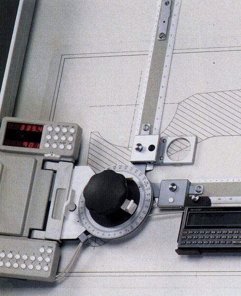 Eine mit digitalen Funktionen hochgerüstete Zeichenmaschine – auch mit solchen Innovationen kamen die Hersteller von klassischer Zeichentechnik nicht in die computergestützte Kon-struktion hinüber. (Bild: Kuhlmann)
