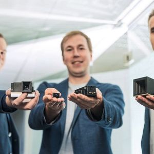 Das Entwicklerteam (vlnr.): Dr. Mihkel Pajusalu (Associate Professor in space technology, University of Tartu), Jaan Viru (founder and CTO of Crystalspace), Jaan Hendrik Murumets (CEO of Krakul) mit früheren Kameramodellen.(Bild:  Arno Mikkor)