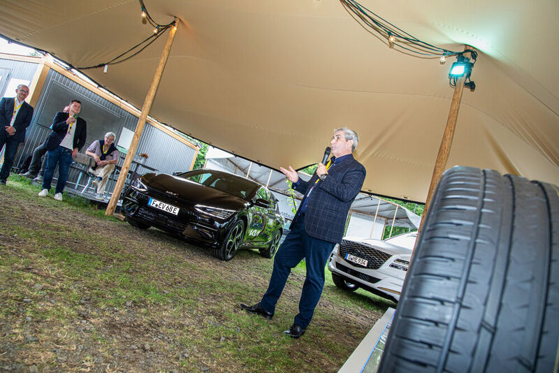 Konzern-Chefdesigner Luc Donckerwolke erklärt auf dem GCOTY (German Car of the Year)-Sommerfest die Proportionen des EV6. (Stefan Anker)