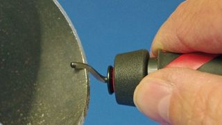 Manuelles Entgraten mit Handwerkzeugen von Vargus. (Bild: Vargus)