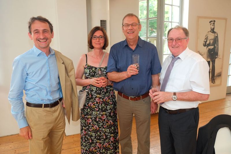 Gesellige Runde: (v.li.) Josef Huber (Kfz-Innung Niederbayern), Renate und Erich Puls (Puls Autotechnik) und Georg Ruhland (Raiffeisen Bank Arntstorf). (Baeuchle/»kfz-betrieb«)