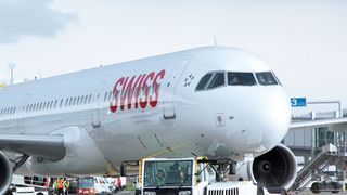 Zum Ziehen oder Schieben hebt der Schlepper Phoenix das Bugrad des Flugzeuges mit acht Hydraulikzylindern binnen 60 Sekunden an. (Bild: Voss Fluid)