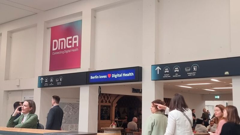 Während nächstes Jahr eine neue Veranstaltung in der Messe Berlin startet, verlegt die DMEA ihre Zelte nach München. Termin: 13. bis 15. April 2027 in der Messe München. (Bild: @ Serina Sonsalla)