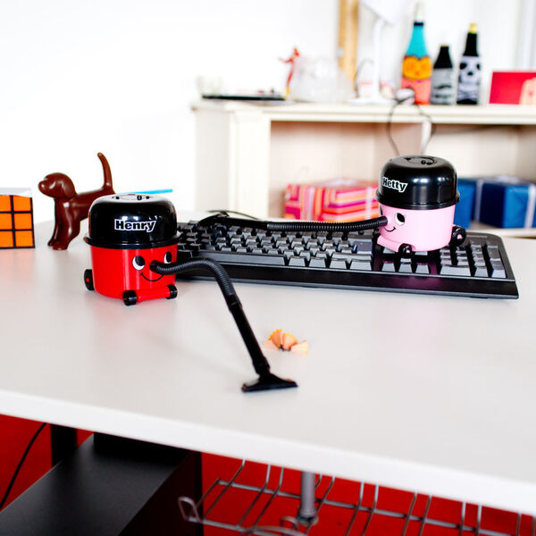 So bleibt die Tastatur und der Schreibtisch von Mutti sauber: Den Mini-Staubsauger für den Schreibtisch gibt es in den Ausführungen Henry (rot) und Hetty (pink) und er kostet 14,95 Euo bei Radbag.de.
 (radbag)