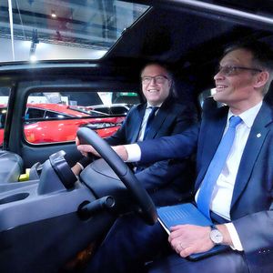 Testen den Rocks Electric von Opel: Prof. Dr. Mario Voigt (CDU) und Dr. Kurt-Christian Scheel, ZDK-Hauptgeschäftsführer(Bild:  VCG - Zietz)