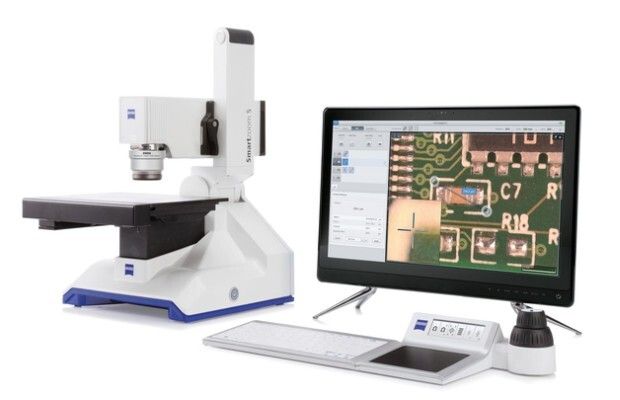 Red Dot Award 2015- ZEISS Smartzoom 5 Digitalmikroskop: Das Digitalmikroskop Zeiss Smartzoom 5 findet Anwendung in der Schadensanalyse und Qualitätskontrolle von Industriegütern. Es ist sowohl für erfahrene als auch ungeübte Benutzer geeignet. Neben der mikroskopischen Betrachtung ermöglicht es auch die topografische 3D-Analyse von Oberflächen, Messungen sowie eine automatisierte Dokumentation von Daten. Mithilfe des Schwenkarms lassen sich die Proben aus unterschiedlichen Blickwinkeln betrachten. (Bild: Red Dot)