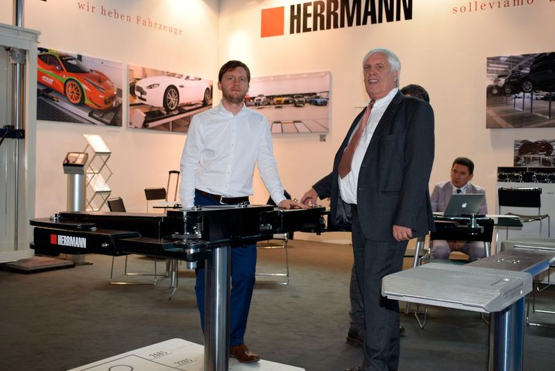 Mit der neuen Doppelgelenk-Aufnahme der Herrmann AG erreicht der Anwender mühelos die Aufnahmepunkte aller Autos vom Smart bis zum Sprinter. (Holz / »kfz-betrieb«)