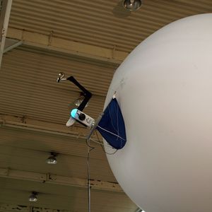 Der Roboterballon untersucht hohe Decken und Wände schneller als ein Mensch auf einer Hubbühne oder einem Gerüst.