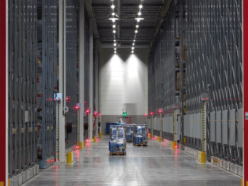 Beim bis zu 12 m hohen Schwerlast-Verschieberegal „Movo“ sind Wagenlängen bis zu 90 m realisierbar. (Dexion)