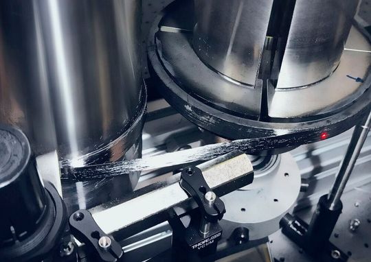 Das ist eine Innovation, durch die ausgediente, endlosfaserverstärkte CKF-Bauteile recycelt werden können. Forscher vom Fraunhofer-EMI nutzen dazu einen Laser (der rote Punkt rechts), um die duromere Matrix zu pyrolisieren. Das bringt einige Vorteile ...(Bild:  Fraunhofer-EMI)