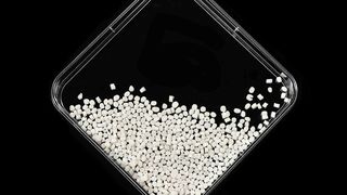 Compoundierte und granulierte Polyhydroxybuttersäure (PHB). (Fraunhofer IPK/Andy King)