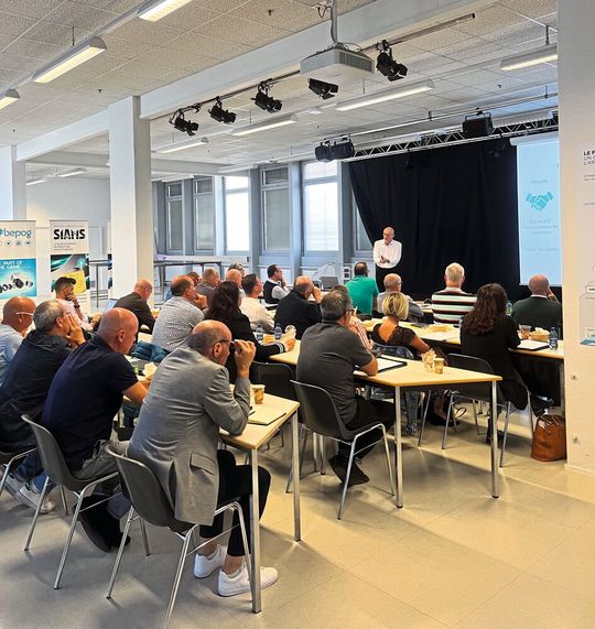 Le comité des exposants de SIAMS est constitué de représentants d'entreprises exposantes au SIAMS et permet aux organisateurs de disposer toujours de retours d'expériences et d'idées de haute valeur. Le comité des exposants de SIAMS est constitué de représentants d'entreprises exposantes au SIAMS et permet aux organisateurs de disposer toujours de retours d'expériences et d'idées de haute valeur.