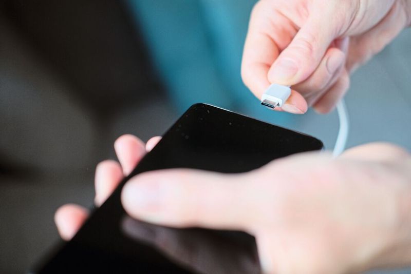 Handy nur kühl aufladen: Gerade wenn es bereits warmgelaufen ist, sollte das Handy nicht geladen werden. Da der Akku vor allem beim Schnellladen Eigenwärme entwickelt, kann ein bereits heißes Handy dadurch zusätzlich belastet werden.  (Bild: s-motive - stock.adobe.com)