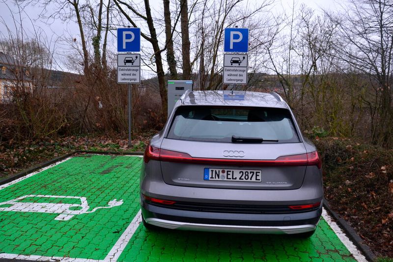 Audi E-Tron und Fahrer waren in der Folge positiv aufgeladen. Gut gelaunt ging die Testfahrt weiter bis zur bereits bekannten Ladestadion in der Ortsmitte.  (Bild: Michel/»kfz-betrieb«)