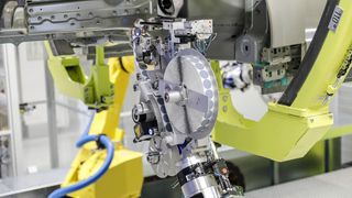 Runde Klebepads statt Kunststoff-Stopfen verschließen Bohrungen an der Karosse des Taycan. (Bild: Porsche)