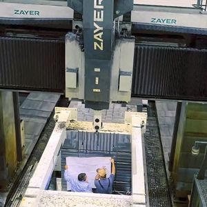 Windschiegls größte Maschine ist die Zayer GMCU 20000. Auf ihr wurde auch die Platte für die Hydraulikpresse gefräst.(Bild:  Windschiegl)