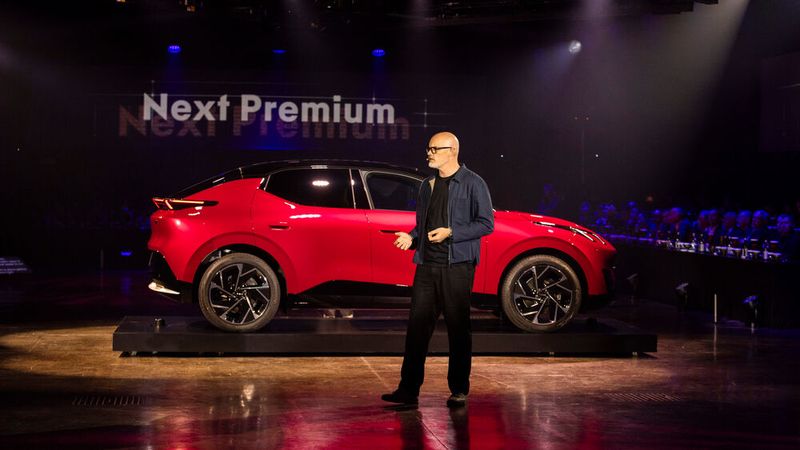 Offiziell enthüllt worden war der Lynk & Co 02 am 11. Oktober in Mailand. Designchef Stefan Rosén erläuterte auf der Veranstaltung das besondere Designkonzept des Crossover-Coupés. (Bild: Lynk & Co)