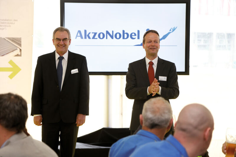Buoyant mood at the inauguration of the chloralkali electrolysis plant at the Höchst Industrial Park: Plant Manager Erhard Leistner (left) with Akzo Nobel CEO Ton Büchner. (Photo: Akzo Nobel)