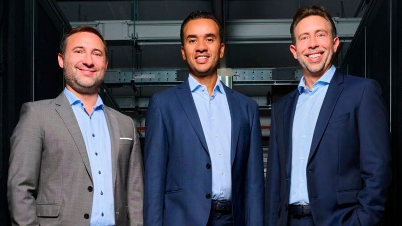 Das Management-Team von firstcolo bleibt unverändert. Im Bild v.l.: Mitgründer und COO Nicolaj Kamensek, Mitgründer und CEO Jerome Evans und CFO Dennis Bergfeld.(Bild:  firstcolo)