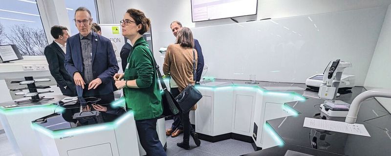 Im neuen Future LAB am IUTA in Duisburg sind u. a. hexagonale Laborbänke (i-Hex) untergebracht. Deren LED-Leisten können z. B. den Status der dort integrierten Geräte anzeigen (Helligkeit hier im Bild stark nachbearbeitet).(Bild:  VCG – Lüttmann (Bild nachbearbeitet))