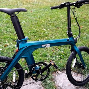 Positiver Gesamteindruck: das Fiido X mit 20-Zoll-Rädern, Rahmen aus Magnesium-Legierung und Akku in der Sattelstütze.(Bild:  Rudolf Huber/sp-x)