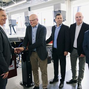 Les principaux acteurs de cet ambitieux projet lors du coupé de ruban qui inaugure la mise en production de la centième Citizen R04 livrée chez KIF Parechoc.  (Source :  MSM)