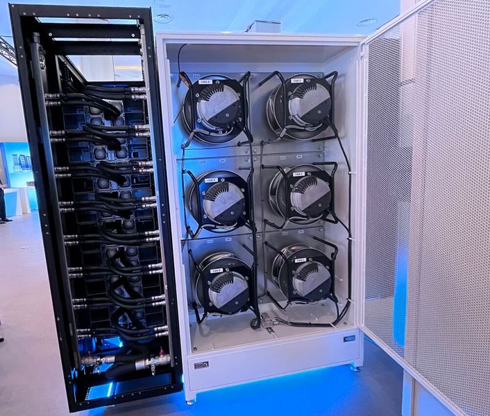 In diesem Bild sind Rack mit eingebauter CDU und Kühlturm kombiniert, von der Rückseite aus fotographiert. (Bild: uo/Vogel IT-Medien GmbH)