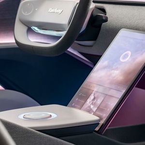 Der Touchscreen lässt sich herausnehmen und als Fernbedienung des Infotainments nutzen.(Bild:  Yanfeng)