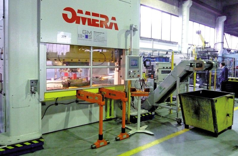 Die Wilhelm Flender GmbH & Co. KG in Netphen erweiterte ihre Fertigungskapazität mit der Investition in einen Omera-Stanzautomaten mit 2500 kN Presskraft und angeschlossener Bandanlage von Millutensil. (Bild: Kuhn)