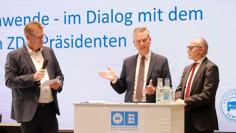Forderten gemeinsam die Einheit und den Zusammenhalt des Kfz-Gewerbes: (v. l.) Carsten Beuß, Hauptgeschäftsführer des Landesverbands Baden-Württemberg, ZDK-Präsident Arne Joswig und Michael Ziegler, Präsident des Kfz-Gewerbes Baden-Württemberg.(Bild:  Zietz - VCG)