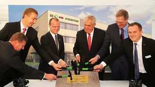 An der Grundsteinlegung des neuen Schaeffler-Werkes Svitavy nahm auch der Präsident der Tschechischen Republik, Miloš Zeman, teil (3. von rechts). Weiterhin (von links) Jan Golán (Werkleiter INA Lanskroun), David Šimek (Bürgemeister Svitavy) und Martin Netolický (Landeshauptmann Pardubice) sowie Oliver Jung (Schaeffler-Vorstand für Produktion, Logistik und Einkauf, 2. von rechts) und Jaroslav Patka (COO Schaeffler-Region Europa, rechts). (Foto: Schaeffler)