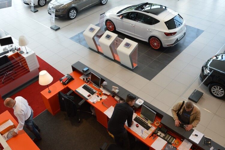 Der Empfang dient als erste Anlaufstelle. Gleich in der Nähe befinden sich Tabletcomputer, auf denen sich Kunden über das Fahrzeugangebot informieren können. (Foto: Achter)