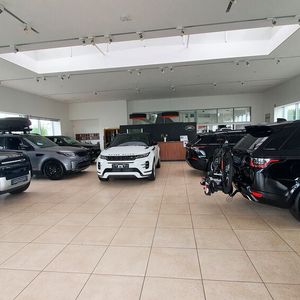 Im angrenzenden Jaguar- und Land-Rover-Showroom können die Kunden das gesamte Modellspektrum des britischen Herstellers in Augenschein nehmen. (Bild:  Mauritz/»kfz-betrieb«)