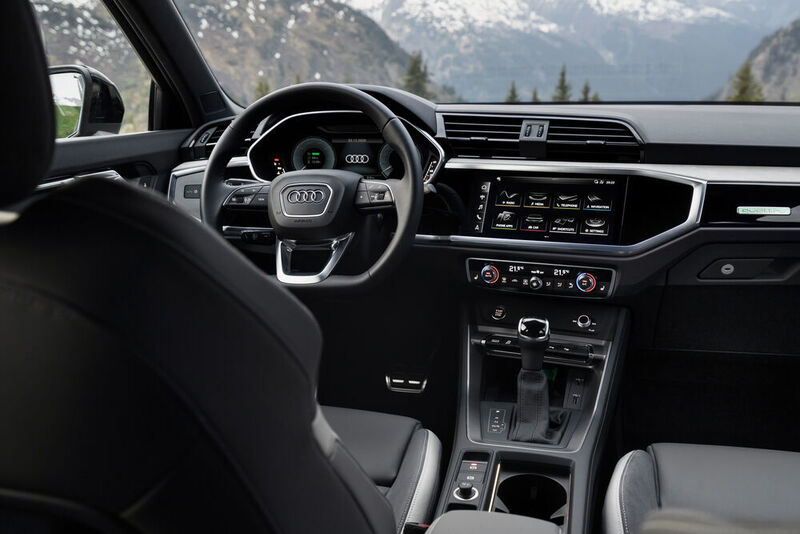 Im Cockpit des Audi Q3 Sportback sind viele Bedienelemente. Die Grundfunktionen lassen sich dennoch einfach bedienen. (Audi)