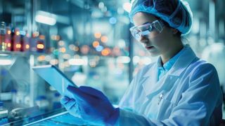KI erhöht die Effizienz in Dokumentation und Prozessen – hier nutzt eine Labormitarbeiterin die Assistenzfunktion. Erfahrung und menschliche Prüfung bleiben die letzte Instanz. (Bild: © #860043152 Adobe Stock - by Stock Spectrum)
