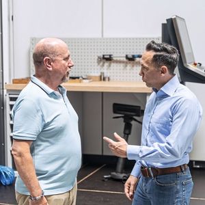 Klaus Lingenhöle (rechts), Geschäftsführer von Lingenhöle Technologie, und Erich Stolz, Gebietsvertriebsleiter für Österreich und Südtirol bei Heller, diskutieren gerne, um das bestmögliche Ergebnis zu erreichen. Mit der «F 6000» von Heller ist das Anfang 2026 wieder gelungen.(Bild:  Heller)