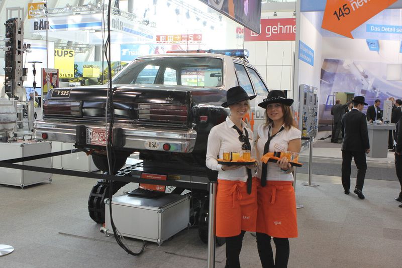 Igus setzt hingegen auf ein älteres Automobil ... (Bild: Motek)