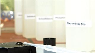 Abb. 1: Ob Salzsäure, Natronlauge oder Chlor: Die ProLabor-Oberfläche zeichnet sich u.a. durch ihre besondere Chemikalien-Beständigkeit aus. (Bild: Burg)