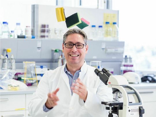 Prof. Dr. Markus Egert von der Hochschule Furtwangen hat sich die Besiedlung von Spülschwämmen genau angesehen.(Bild:  Britt Schilling)