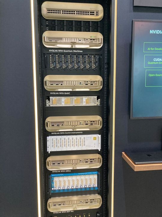 Auf der ISC gab es dieses Nvidia-Rack zu sehen, das für die Verbindung mit Quantencomputern via NVQLink ausgerüstet ist.(Bild:  Rüdiger)