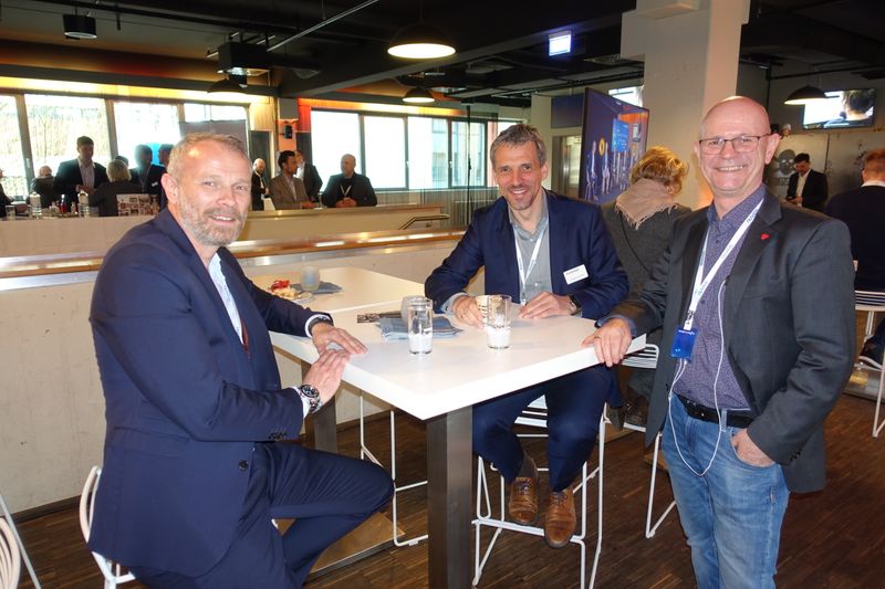 Endlich mal ein Live-Meeting unter sechs Augen, (v.l.) Matthias Stuhlmacher, (Nuvias), mit Tommy Grosche und Jörg Kaulhausen, (Fortinet). (Bild: IT-BUSINESS)
