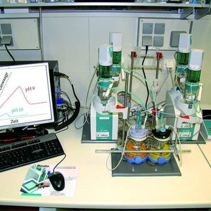 2		Der Aufbau mit einem Metrohm-Titriersystem: Die Messung der Kalzium-Konzentration im Vergleich zur Einwaage (Einbettung im Monitor) zeigt, dass Kalzium-Ionen in Abhängigkeit vom pH-Wert in Clustern gebunden werden.