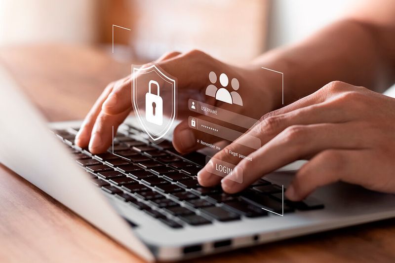 Einen deutlicheren Anstieg habe es bei Unternehmen und öffentlichen Stellen gegeben – insgesamt 1658 Meldungen über mutmaßliche Datenschutzverletzungen wurden vergangenes Jahr eingereicht (Thapana – stock.adobe.com)