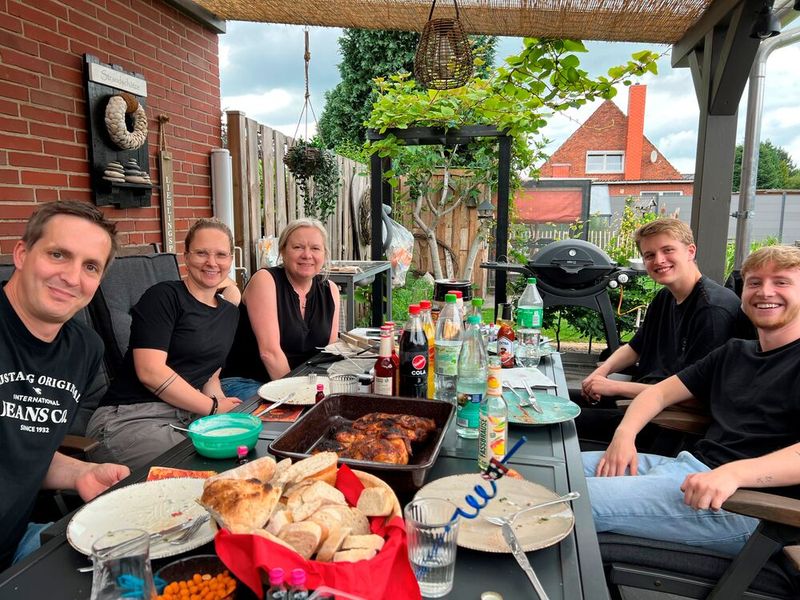 Die zufriedenen Gesichter bei den über 1.000 Teilnehmern – wie hier bei Ronald Volkmann, Stephanie Wedekind und Claudia Feldhusen (von links vorne) sowie Luca Mischnick und Rune Stelljes (von rechts vorne) von V-Systems lagen womöglich aber nicht nur am Essen. (Extra Computer)