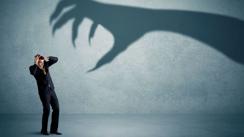 Schatten-IT verursacht Kosten und Sicherheitsrisiken. IT-Teams können dem entgegenwirken, indem sie Benutzerfeedback sammeln, die Nutzung von Software analysieren, offizielle Tools optimieren, Compliance in tägliche Workflows integrieren und Sicherheitskultur durch ständige Schulungen fördern.(Bild:  ra2 studio - stock.adobe.com)